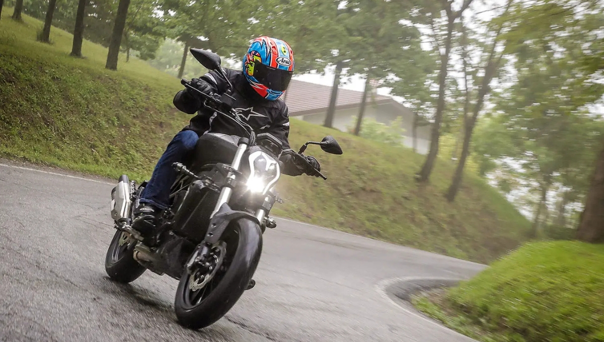 Benelli 502C Review: 500cc Power, Stylish LED Lights, and Comfort at Rs5.5 Lakh