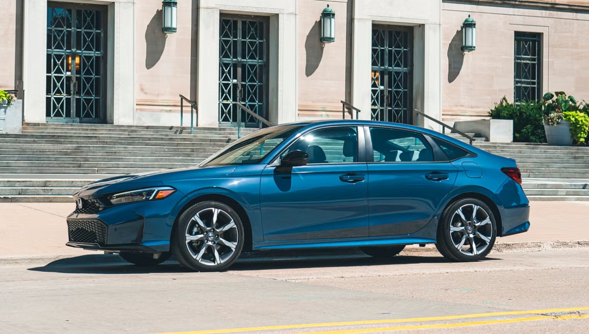 Honda Civic Hybrid 2025: 49kmpl mileage, 200hp power and a great starting price of Rs21 lakh