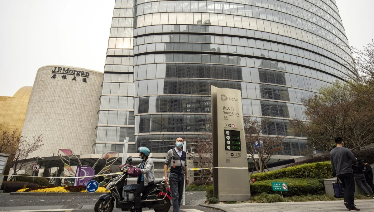 Wall Street: Slightly Recovers as US-China Meeting Hopes Rise and Banking Sector Concerns Persist